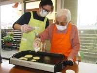 どら焼きの皮を焼いています
