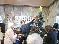クリスマスツリーを飾り付け